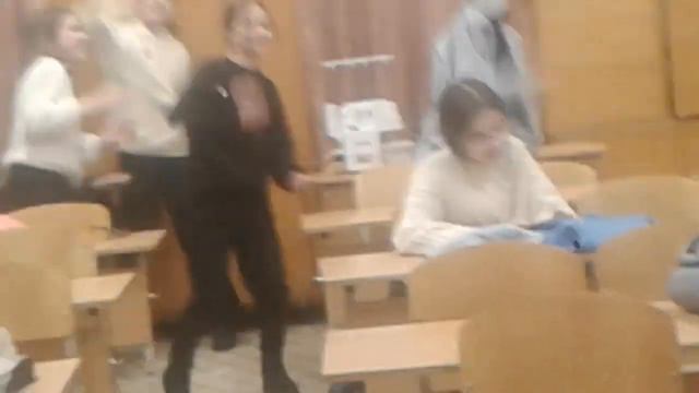 что делают подростки во время уроков смотреть онлайн