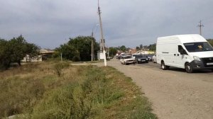 Железнодорожный переезд в городе Тимашевск. Шлагбаум. Светофор. Грузовой поезд.