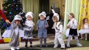 Детские танцы в саду! Очень смешно!