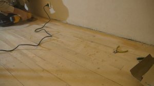 Удаление лака и краски с деревянного пола алмазной фрезой болгаркой DEWALT mod. DW 4257