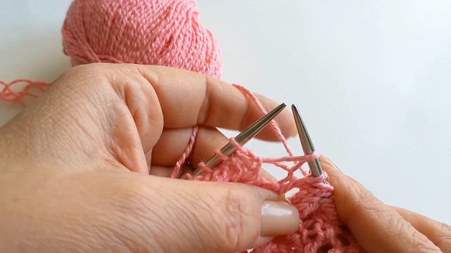 ????Невероятно просто и женственно - пример узора спицами связан из "Papyrus"? смотреть онлайн