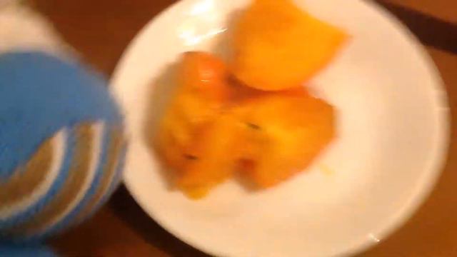 Белял ест хурму