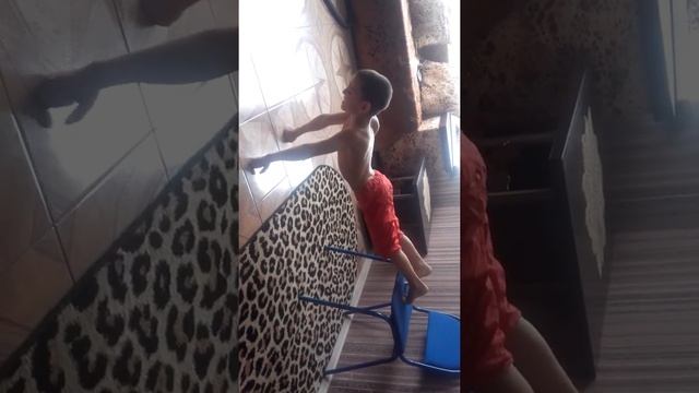 отжимание На кулаках Джиржис смотреть онлайн