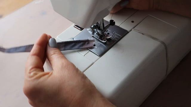 Надоело, что старая меховая шапка много лет собирает пыль в шкафу. Разрезала её и пустила в дело смотреть онлайн