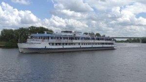 Круизный теплоход Башкортостан (Проект: 305, тип Дунай) идет  вверх по Москва-реке