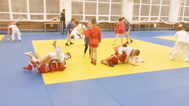 САМБИСТЫ И ДЗЮДОИСТЫ НА ДНЕ БОРЬБЫ В ШКОЛЕ БОРЬБЫ РУСЛАНА САЗОНОВА. ДЗЮДО/САМБО ДЕТИ смотреть онлайн