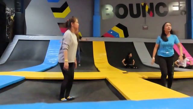 OliOli Team at BOUNCE смотреть онлайн