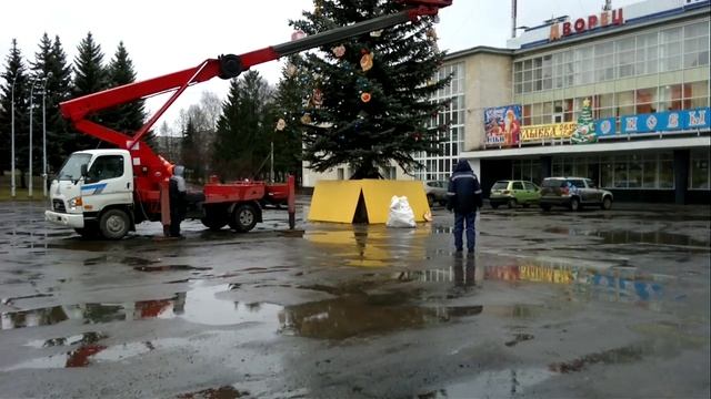 Украшение Новогодней елки у ДК Нефтяник, 24.12.15. смотреть онлайн