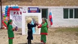 Всем полюбившийся шуточный танец " Встреча у родника".