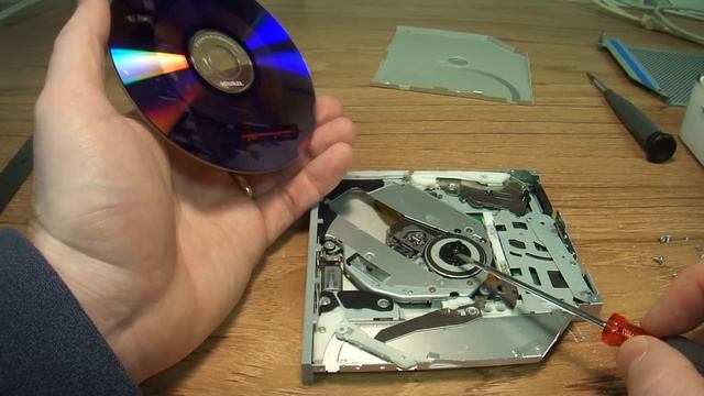 How to remove a CD Rom Disk that is stuck in a slot loading Apple's iMac or MacBook computers смотреть онлайн