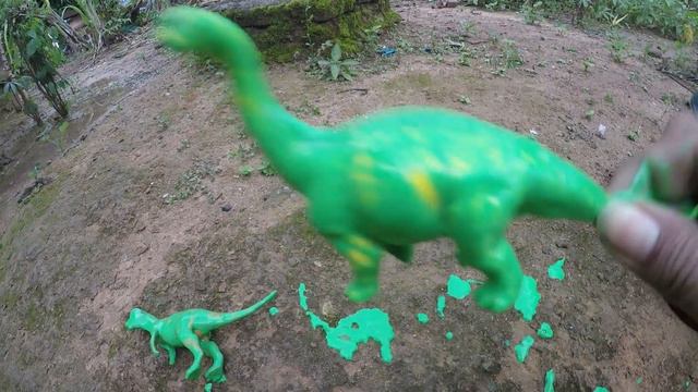 Cleaning dinosaur toys full of green color | Dinosaurs for kids | Dinosaurs toys смотреть онлайн