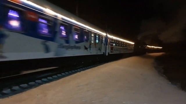 "Поезд Деда Мороза" 3М62У-0064 и П36-0031 следует по станции Плотниково смотреть онлайн