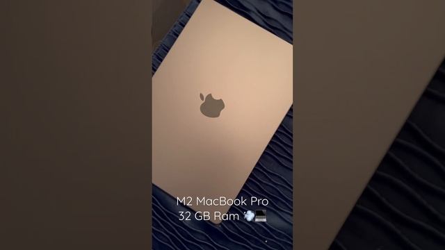 M2 MacBook Pro with 32 GB Ram 10 Core CPU and 16 Core GPU смотреть онлайн