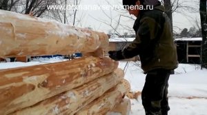 Сруб ручной рубки. Причерчивание бревна плотницкой чертой.