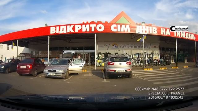 Днепропетровское "хамло" на парковке для инвалидов. смотреть онлайн