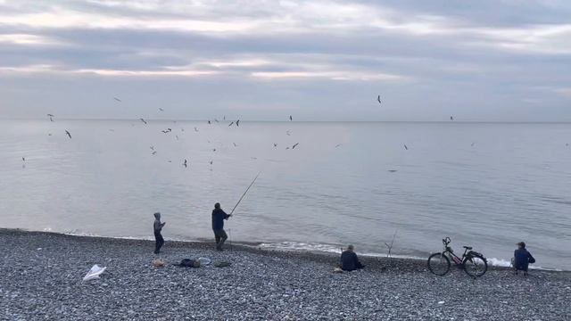 Батуми 24 Ноября. Пока мы следим за рыбаками то Жанна налепила Хинкали