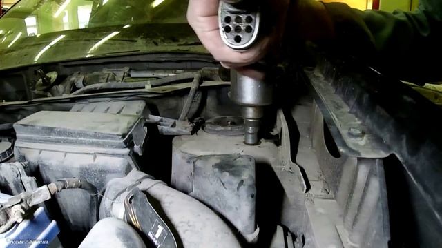 Замена передних амортизаторов Ниссан Х трейл.