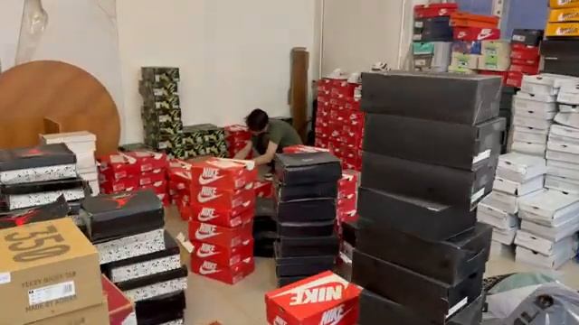 Получили груз в ТК ЮЖНЫЕ ВОРОТА, НОВЫЙ ОФИС И НОВЫЙ ТОВАР.Оптовые поставщики одежды и кроссовок. смотреть онлайн