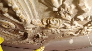 Реставрация лепнины на потолке. Очистка гипсовой розетки от водоэмульсионки и мела. СПб.  Дом 1913