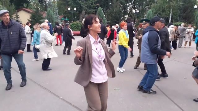 А МОРЕ В ТВОИХ ЛАДОНЯХ ПРОСТО ВОДА!???/СУПЕР ПЕСНЯ И ТАНЦЫ В ПАРКЕ ГОРЬКОГО ХАРЬКОВ СЕНТЯБРЬ 2021 смотреть онлайн
