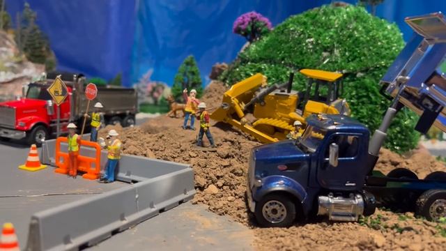 Western Star Tandem Dump Truck with Pusher Axle in Metallic Olive Green - scale 1:50.... смотреть онлайн