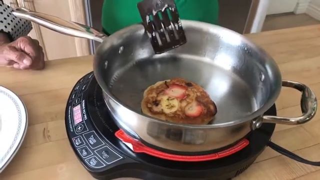 Lunchbreak LIVE: Strawberry Pancakes смотреть онлайн