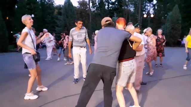 ТЕЩА ДАЙ, ДАЙ НА МАШИНУ! ТАНЦЫ В ПАРКЕ ГОРЬКОГО ХАРЬКОВ СЧАСТЛИВЫЕ ДНИ смотреть онлайн