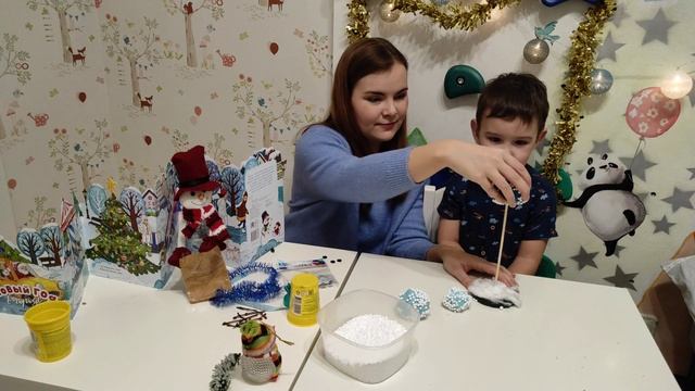 Поделка - Снеговик со своим малышом на прогулке смотреть онлайн