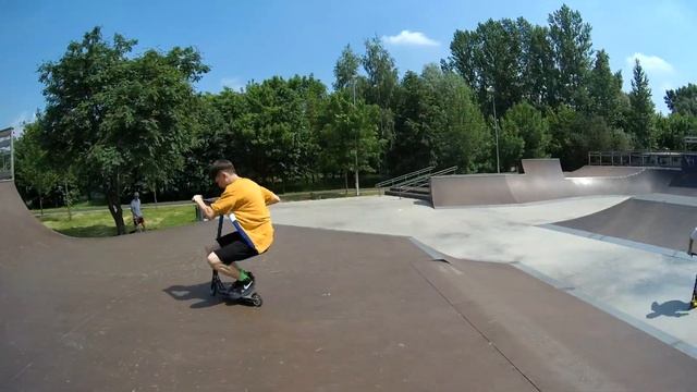 трюки на самокате в "зеленом" скейтпарке м.Бабушкинская смотреть онлайн