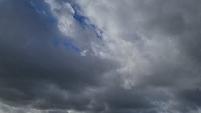 Футаж. Тёмные облака быстро плывут по небу. Видео с облаками. Облака. 4К видео-заставка без звука. смотреть онлайн