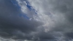 Футаж. Тёмные облака быстро плывут по небу. Видео с облаками. Облака. 4К видео-заставка без звука.