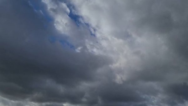 Футаж. Тёмные облака быстро плывут по небу. Видео с облаками. Облака. 4К видео-заставка без звука.