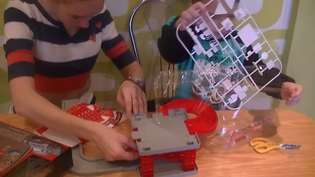 Тачки Молния Маквин и Трасса c машинками. Распаковка игрушек. Видео для детей. Raking track "Сars" смотреть онлайн