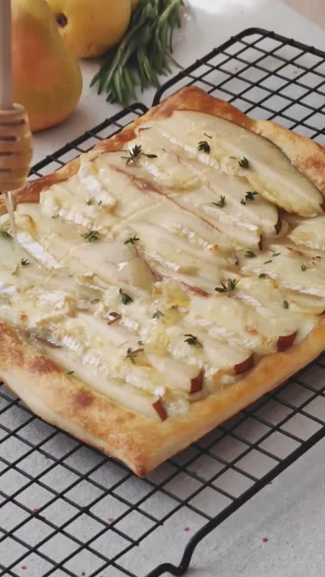 Слоеный, хрустящий тарт с грушей и сыром бри. Изысканная закуска на праздничный стол для любимых! смотреть онлайн