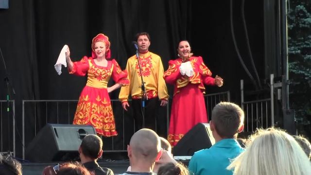 Ансамбль "Околица" - Всё устроится (День металлурга,, г. Енакиево) смотреть онлайн