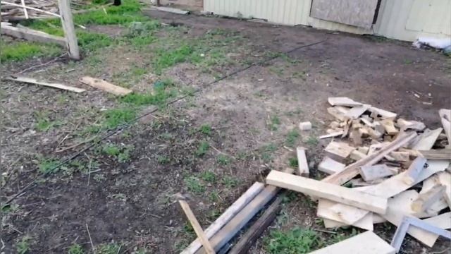 делаем ворота и двери и кормим животных