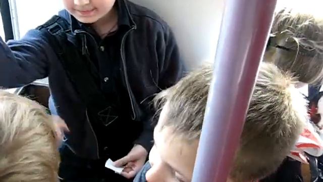 Школьная банда в троллейбусе~1.avi смотреть онлайн