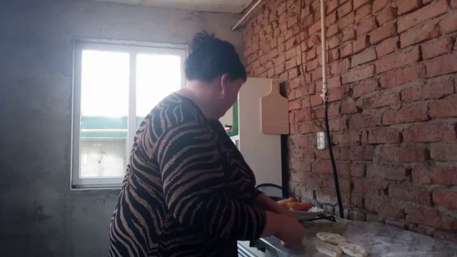 ДЕТИ СПЯТ, ГОТОВЛЮ ЗАВТРАК смотреть онлайн