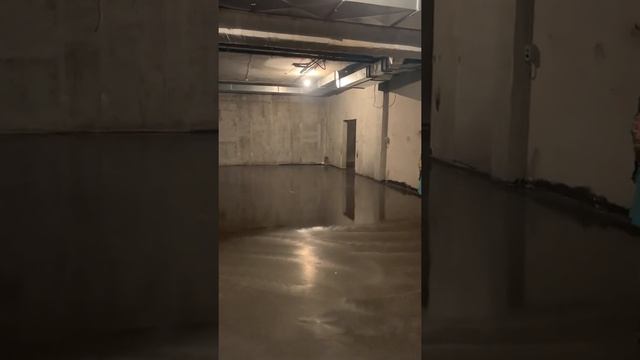 Нанесение лака мембранообразователя на бетонный пол с топпингом