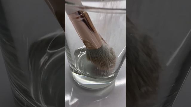 Как очистить кисти макияжа, удалив все бактерии? #лайфхаки #красота #макияж смотреть онлайн
