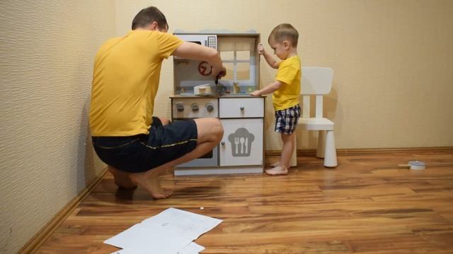Сборка деревянной кухни с Кириллом #ecotoys,#сборкаигрушек, #деревяннаякухня,#ozon,#edufun смотреть онлайн