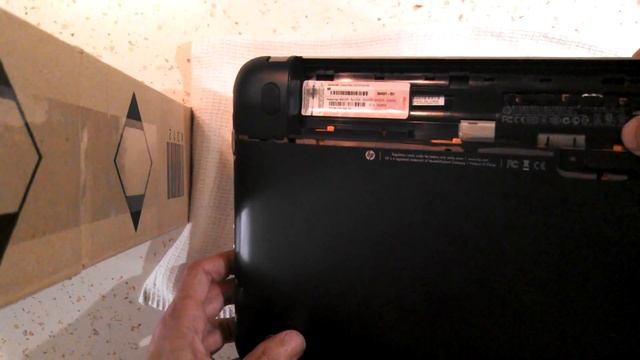 Как снять нижнюю крышку HP mini, или аналогичных моделей. смотреть онлайн