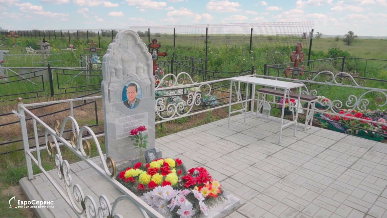 Фигурный мраморный памятник, укладка плитки, ограда, стол и лавочка смотреть онлайн