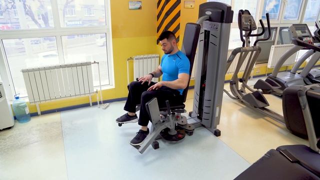 Тренировочный комплекс для девушек. Качаем ягодицы: разведение ног сидя в тренажёре. смотреть онлайн