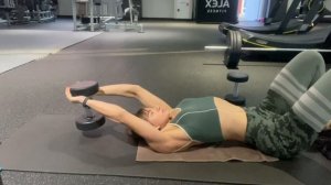 Пуловер с гантелью лежа на полу