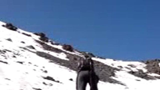 Лидка поднимается по склону горы. смотреть онлайн
