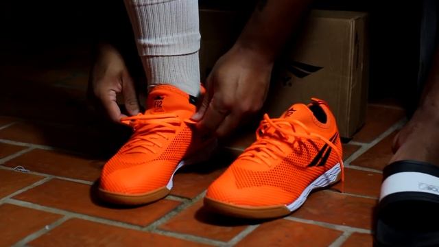TESTEI A NOVA CHUTEIRA MAIS ABSURDA DO FUTSAL! ? смотреть онлайн