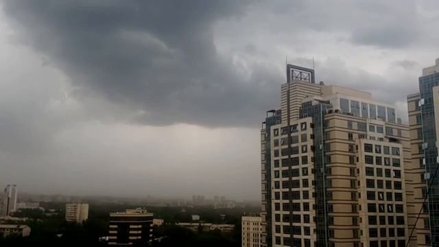 Тучи над Алматы, погода резко испортилась смотреть онлайн