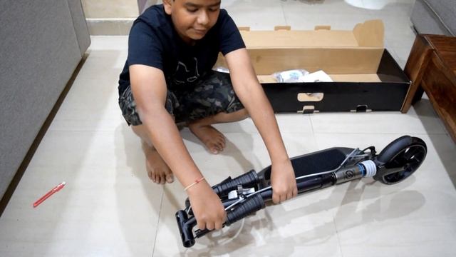 An Unboxing and Assembly of The Oxelo Town 7 XL scooter смотреть онлайн