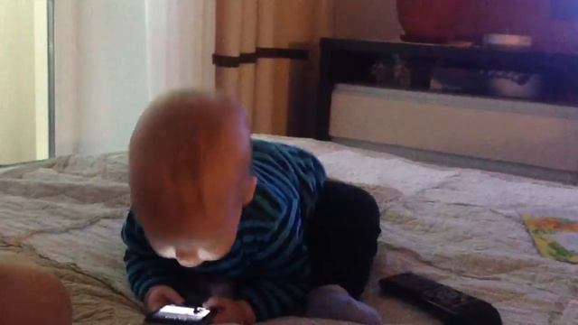 Даник включает сам музыку с залоченного телефона смотреть онлайн